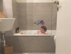 Batas Usia Tepat untuk Ayah Memandikan Anak Perempuan