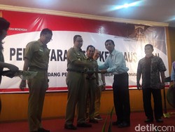 Kunjungi Dinas UMKM, Anies-Sandi Serahkan Sertifikat 3 Koperasi