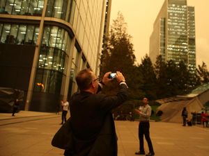 Potret Misterius Langit London yang Menguning dan Berdebu
