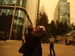 Langit di London Menjadi Kuning, Ada Apa?