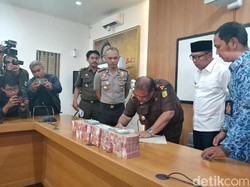 Kejaksaan Kembalikan Uang Rp 9,4 M Sitaan Kasus Bansos Bandung