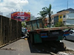 Rem Kontainer Blong, Peti Kemas Lepas Menimpa Mobil