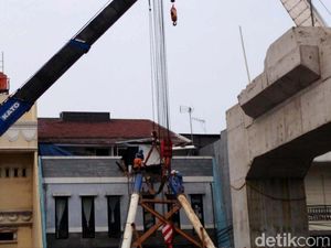 Soal Tiang LRT Timpa Rumah, Anies: Pemda Bertanggung Jawab