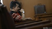 Sidang Asusila, Aa Gatot Nggak Ganti Kemeja