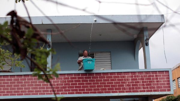 Potret Pilu Korban Badai Maria Saat Tampung Air Hujan