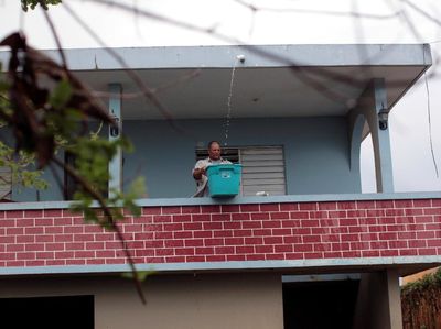 Potret Pilu Korban Badai Maria Saat Tampung Air Hujan