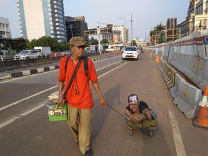 Kisah Kodir Jualan Keliling Sambil Rawat Anaknya yang Difabel