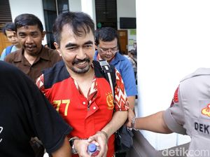 Bawa Tentengan Gorengan, Aa Gatot Tampak Segar Jalani Sidang Lagi Bawa Tentengan Gorengan, Aa Gatot Tampak Segar Jalani Sidang Lagi