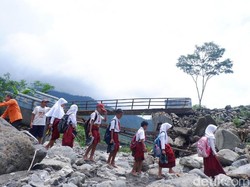 Jembatan Putus, Siswa di Banjarnegara Harus Seberangi Sungai