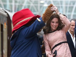 Momen Langka, Kate Middleton Dansa dengan Beruang di Stasiun Kereta