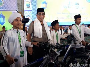 Kapolda Bagi-bagi Sepeda ke Peserta Lomba Dai se-Jatim