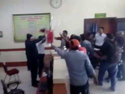 Detik-detik Kursi Melayang ke Wajah Ketua PN Jambi