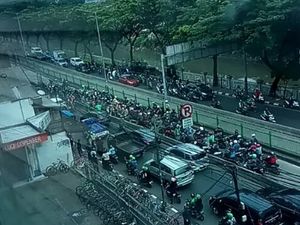 Tak Kapok! Pemotor Terobos Busway di Pasar Rumput Terciduk Lagi Tak Kapok! Pemotor Terobos Busway di Pasar Rumput Terciduk Lagi