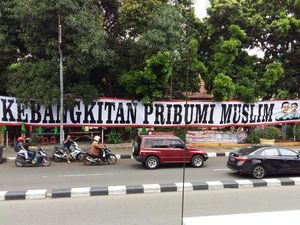 Satpol PP Turunkan Spanduk Kebangkitan Pribumi Muslim di Menteng