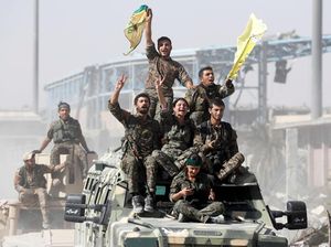 Sorak-sorai Petempur Sambut Kebebasan Raqqa dari ISIS Sorak-sorai Petempur Sambut Kebebasan Raqqa dari ISIS