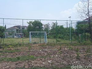 Dispora Bersihkan Tanaman Liar di Lapangan Sepakbola Mini Kutisari