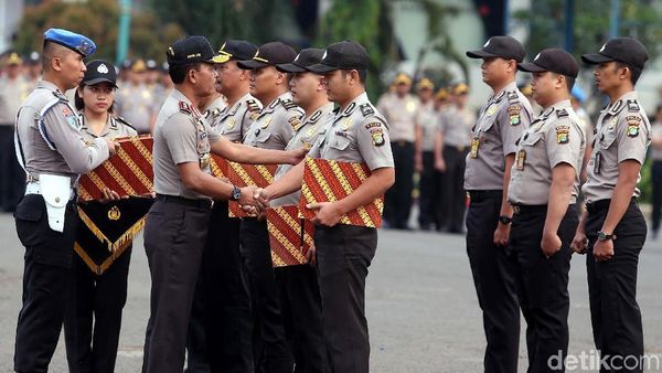 Kapolda Berikan Penghargaan dan Pecat Anggota Polisi