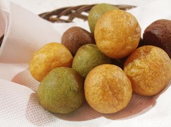 Malam Ini Enaknya Ngemil Bola-bola Ubi Hangat dengan Taburan Gula Halus