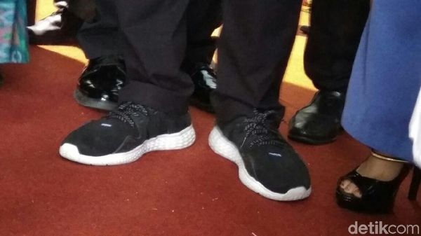 Foto: Melihat Lebih Dekat Sepatu Kets Andalan Wagub Sandiaga