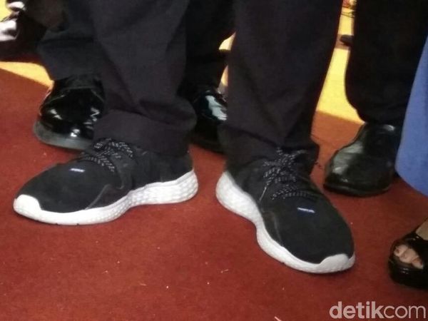 Foto: Melihat Lebih Dekat Sepatu Kets Andalan Wagub Sandiaga