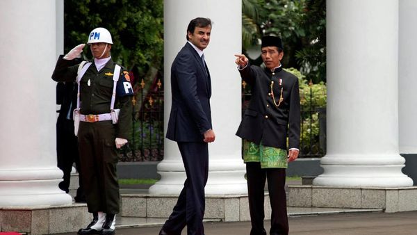 Foto: Jokowi Berbaju Adat Betawi Saat Bertemu Emir Qatar