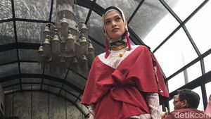 Foto: Ini Koleksi Terbaru Dian Pelangi yang Tampil di Paris, Prancis