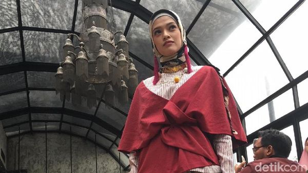 Foto: Ini Koleksi Terbaru Dian Pelangi yang Tampil di Paris, Prancis