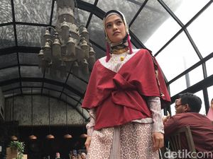 Foto: Ini Koleksi Terbaru Dian Pelangi yang Tampil di Paris, Prancis