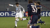 7-0: Juventus vs Olympiakos, 10/12/2003. Dua gol David Trezeguet dan gol-gol dari Fabrizio Miccoli, Enzo Maresca, Marco Di Vaio, Alessandro Del Piero, dan Marcelo Zalayeta sempat bikin Juventus menjadi tim dengan skor kemenangan terbesar Liga Champions. (Foto: Alex Livesey/Getty Images)