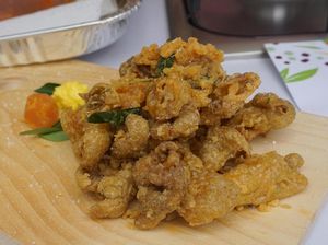Kriuk! Enaknya Ngemil Kulit Ayam Goreng Tepung dengan Berbalut Saus Telur Asin
