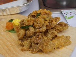 Kriuk! Enaknya Ngemil Kulit Ayam Goreng Tepung dengan Berbalut Saus Telur Asin
