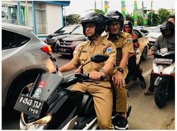 Tertangkap Kamera, Anies-Sandi Macet-macetan Naik Motor Nmax