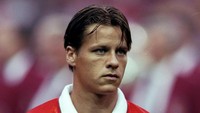Nama Darren Barnard mungkin tak terlalu familiar kendatipun lama merumput di Inggris. Pria 45 tahun yang kini jadi pelatih itu pernah mengalami cedera ligamen setelah terpeleset urin anjing peliharaannya sendiri. (Foto: Stu Forster/Allsport)
