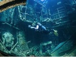 Kapal Tenggelam Jadi Obyek Wisata Bahari Baru di Indonesia