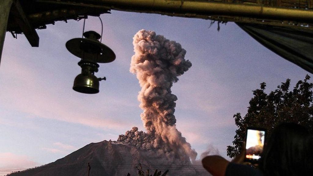 Memotret Asap Vulkanik Tebal Gunung Sinabung