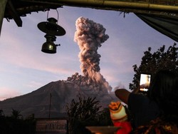Cerita Sembiring yang Akrab dengan Erupsi Gunung Sinabung