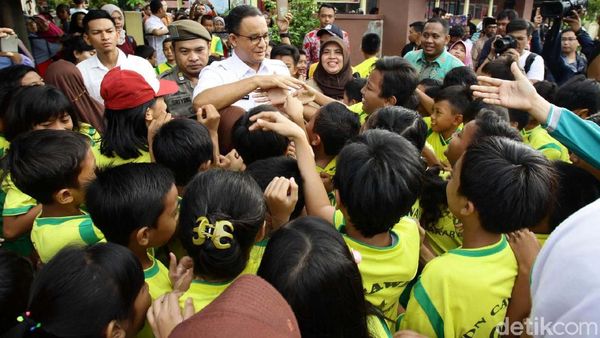 Kunjungi 3 SD, Anies-Sandi Diserbu Para Murid