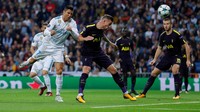 Tottenham terus mendapat tekanan Madrid. Tigabelas menit kemudian, gawang Spurs kembali terancam lewat aksi Ronaldo. Dari sisi kanan kotak penalti, Ronaldo melepaskan sepakan ke arah tiang jauh yang melebar tipis. Andrew Couldridge/Action Images via Reuters.