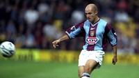 Alan Wright adalah mantan bek kiri andalan Aston Villa yang pernah cedera lutut akibat terus-terusan meregangkan kaki karena kesulitan menjangkau pedal gas mobil Ferrari miliknya. Tinggi Wright sekitar 1,63 meter. (Foto: Mike Hewitt/Allsport)