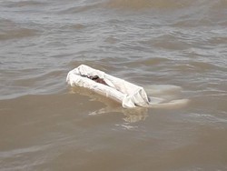 Jenglot yang Sempat Heboh di Surabaya Akhirnya Dilarung di Laut