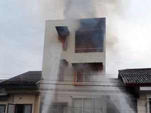 Kebakaran Ruko di Pondok Kopi, 12 Unit Damkar Dikerahkan Kebakaran Ruko di Pondok Kopi, 12 Unit Damkar Dikerahkan