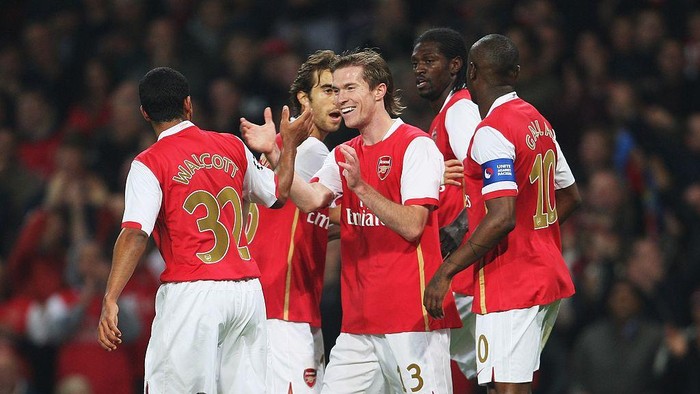 Kemenangan Skor Besar, Liga Champions, Arsenal LONDON - OCTOBER 23: Aleksandr Hleb of Arsenal celebrates Arsenal's second goal with team mates during the UEFA Champions League Group H match between Arsenal and Slavia Prague at the Emirates Stadium on October 23, 2007 in London, England. (Photo by Phil Cole/Getty Images)