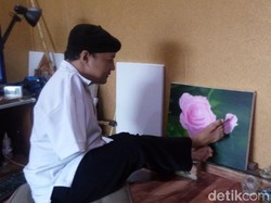 Membuka Semangat Pagi Bersama Sabar Subadri, Pelukis dengan Kaki