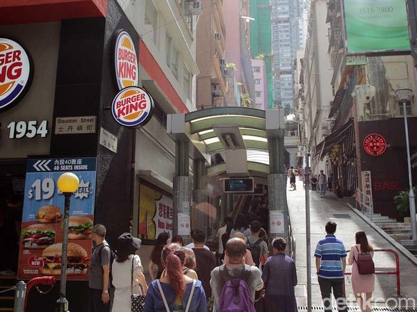 Foto: Eskalator Outdoor Terpanjang di Dunia