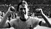 Charlie George, yang pernah menjuarai Piala FA dengan Arsenal di tahun 1971, pernah cedera akibat secara tidak sengaja memotong jari telunjuk tangan dengan menggunakan mesin pemotong rumput. (Foto: Wesley/Getty Images)