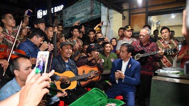 Nikmati Malam di Bandung ala Jokowi: Sate Kambing dan Musik Jalanan