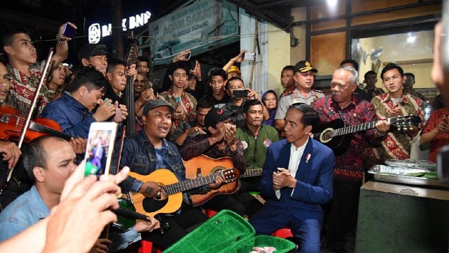 Nikmati Malam di Bandung ala Jokowi: Sate Kambing dan Musik Jalanan Nikmati Malam di Bandung ala Jokowi: Sate Kambing dan Musik Jalanan