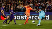 Roberto Firmino membawa Liverpool melakukan start bagus. Dia sudah membobol gawang tim tuan rumah saat pertandingan baru berumur empat menit. (Foto: Paul Childs/Reuters)