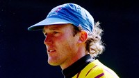 Chelsea memulai musim 1993/1994 tanpa Dave Beasant, kiper utama mereka. Beasant cedera setelah secara refleks menahan sebotol krim salad yang jatuh dengan kaki, melukai otot tendon jarinya. (Foto: Steve Morton/Allsport)