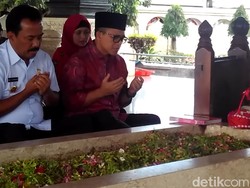 Azwar Anas Ziarah ke Makam Bung Karno dan KH Hasyim Asyari
